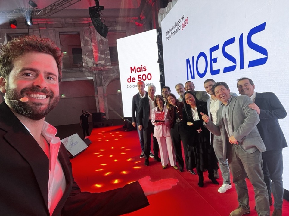 Selfie com João Manzarra e equipa da Noesis a celebrar distinção Best Workplaces Portugal 2026