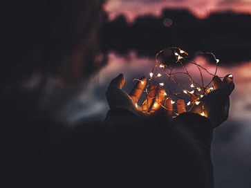 pessoa a segurar em luzes representando a plataforma de arquitetura flexível