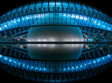 Arquitetura Moderna de noite representando a visão global do seu negócio com a Qlik