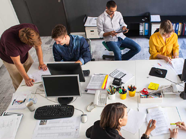Pessoas a trabalhar representando a partilha de ficheiros, dados e notícias com a equipa