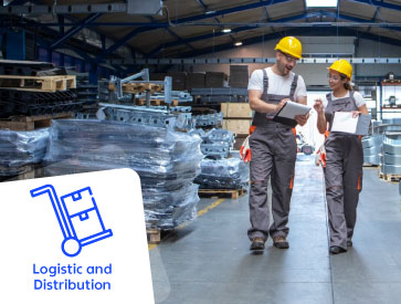 Trabalhadores de armazém a verificar documentos.